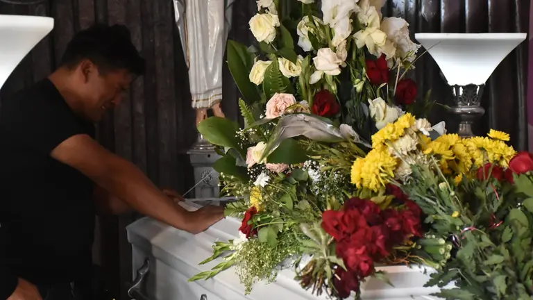 Velorio de Beatriz ante el llanto de sus familiares./ DICO SOL&Iacute;S