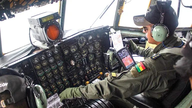 La tripulaci&oacute;n en la cabina del avi&oacute;n H&eacute;rcules, este 13 de noviembre./ MARCO GUZM&Aacute;N