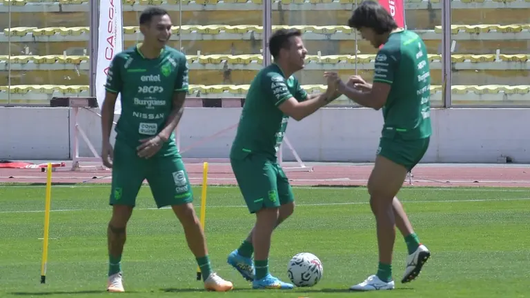 Marcelo Martins se divierte con Henry Vaca, en la pr&aacute;ctica de la Verde. APG