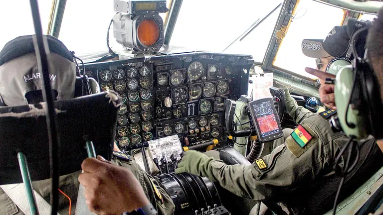 El sobrevuelo duranten bombardeo de nubes./ MARCO GUZMÁN
