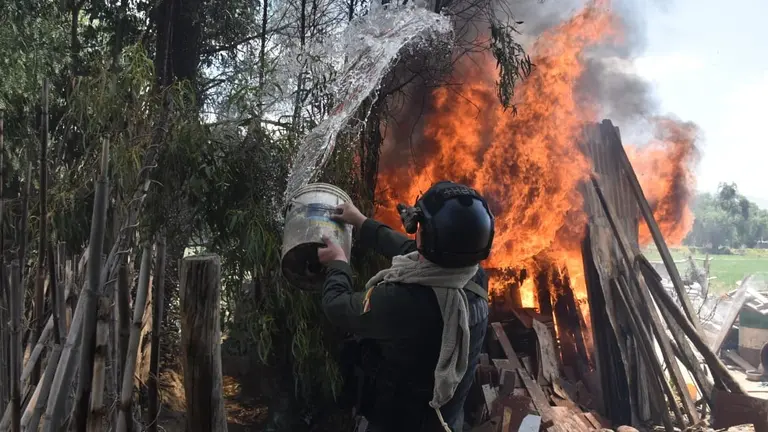 Una casa precaria, quemada tras los desmanes y la violencia desenfrenada entre vecinos de Colcapirhua y Tiquipaya. NO&Eacute; PORTUGAL