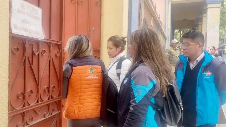 Representantes de la Fiscalía y Defensoría de la Niñez ingresan al centro de acogida./ FGE