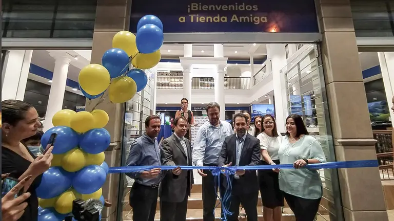 Momento del corte de cinta en la inauguraci&oacute;n de Tienda Amiga./ DICO SOL&Iacute;S
