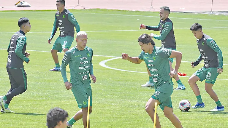 Marcelo Martins Moreno (c) traslada el bal&oacute;n, durante una pr&aacute;ctica de la Selecci&oacute;n Nacional en La Paz./ APG