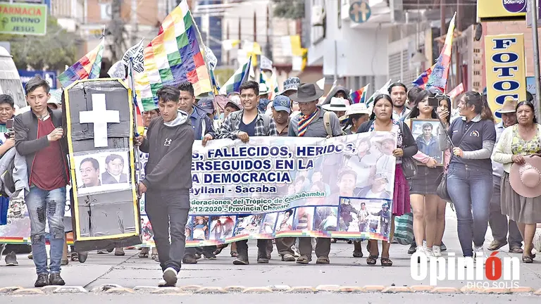 Familiares de v&iacute;ctimas de Huayllani marchan en Sacaba./ DICO SOL&Iacute;S