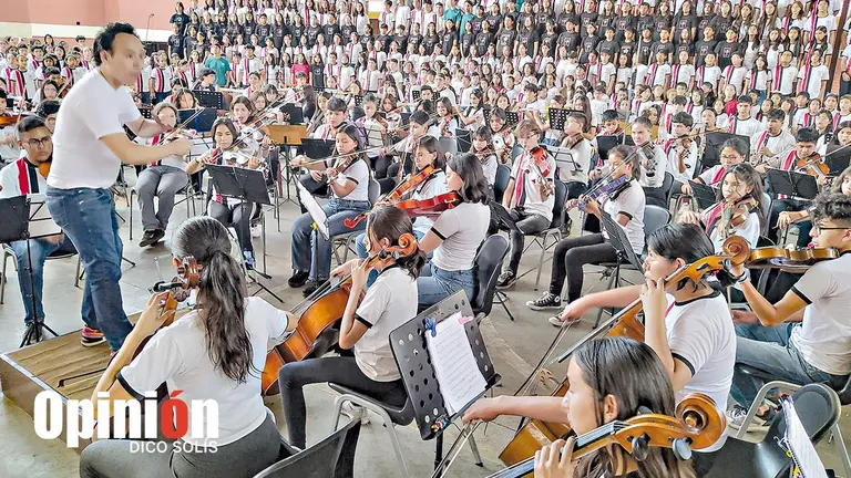 Los estudiantes que integran el coro y la orquesta del Instituto Laredo./ DICO SOL&Iacute;S