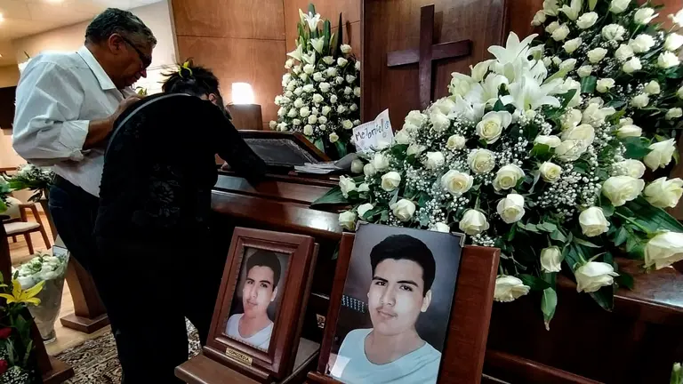 La familia del menor en el velorio. DICO SOL&Iacute;S