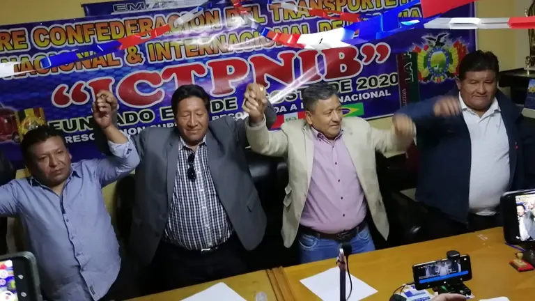 Dirigentes del transporte pesado, alineados. ERBOL