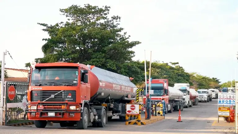 Columna de cisternas sale de la refinería de YPFB en Santa Cruz./ YPFB