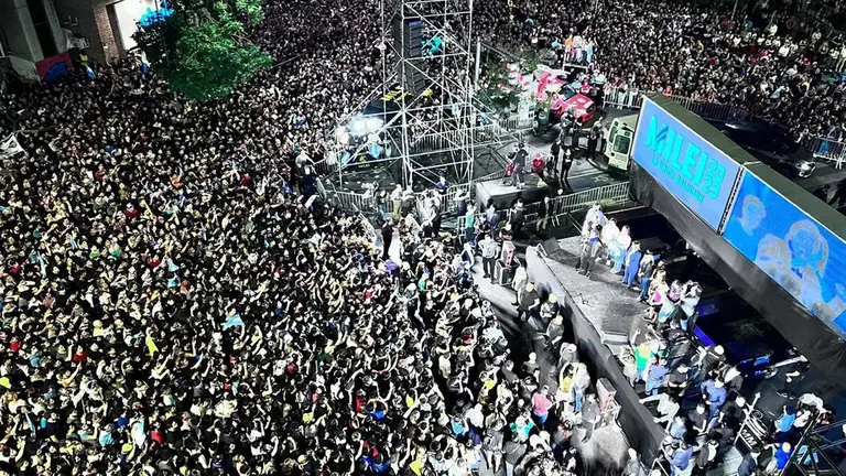 Javier Milei cerró su campaña ante una multitud en Córdoba./ INFOBAE