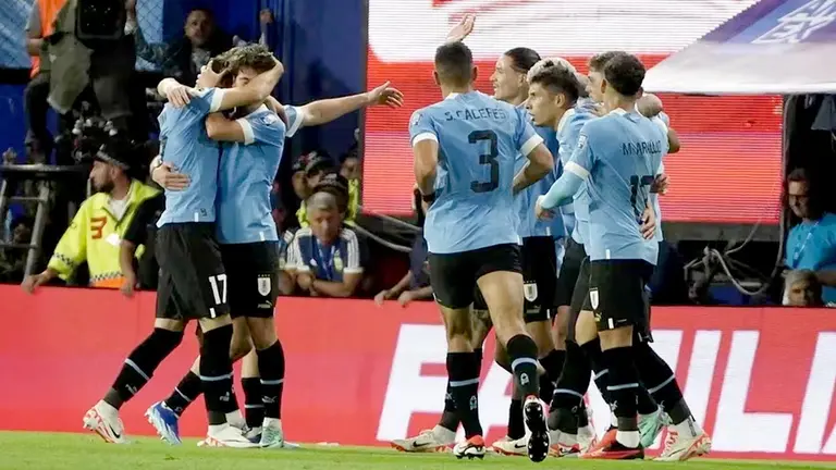 Los jugadores uruguayos celebran el gol de Ronald Araujo ante la Argentina./ ARCHIVO
