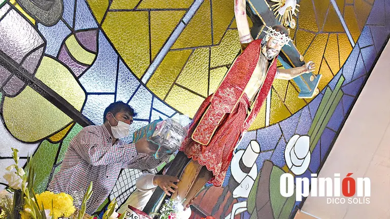 Personas acuden a Santa Vera Cruz, la imagen de la 
fertilidad./ ARCHIVO