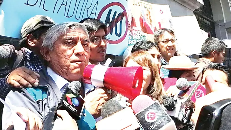 El alcalde Iv&aacute;n Arias, arropado por sus seguidores./ ERBOL