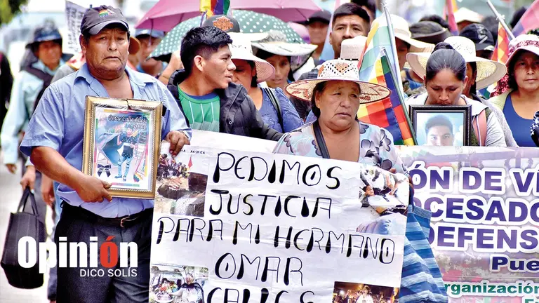 Familiares de v&iacute;ctimas de Huayllani marchan en Sacaba. / CORTES&Iacute;A