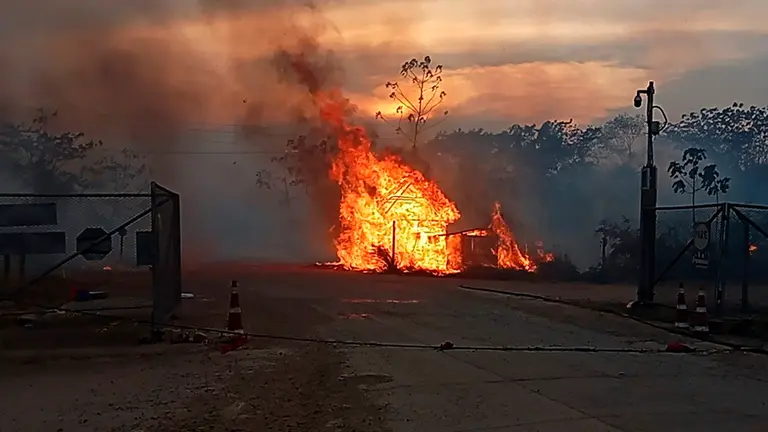 El incendio lleg&oacute; al complejo azucarero de San Buenaventura. /APG