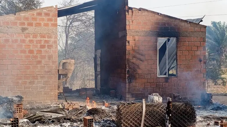 Cenizas y escombros. La vivienda del guardaparque Jhonny Mano Chao qued&oacute; consumida por el fuego. MARCOS UZQUIANO