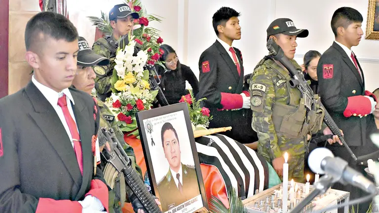 Velan el cuerpo del teniente José Agustín Torrez Álvarez. / APG