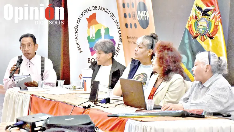 La asamblea de la Asociación de Adultos Mayores LGTBI de Bolivia, el 17 de noviembre en el hotel Toloma. / DICO SOLÍS