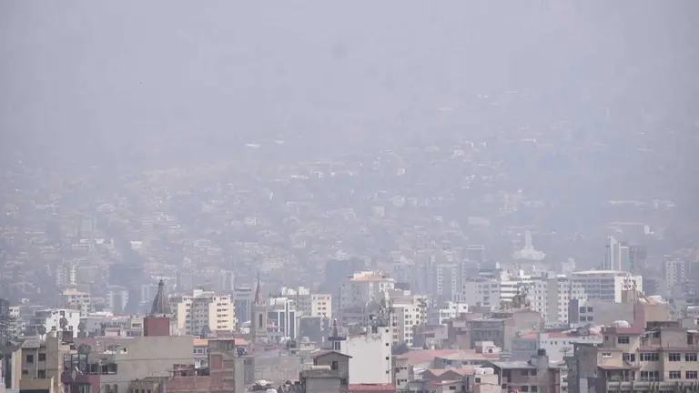 Cochabamba y una densa contaminaci&oacute;n atmosf&eacute;rica que dificulta la visibilidad./ DICO SOL&Iacute;S