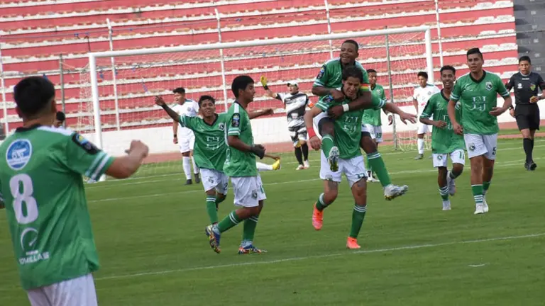 Jugadores de Sporting Coroico celebran el t&iacute;tulo y la clasificaci&oacute;n a la Copa. / APG
