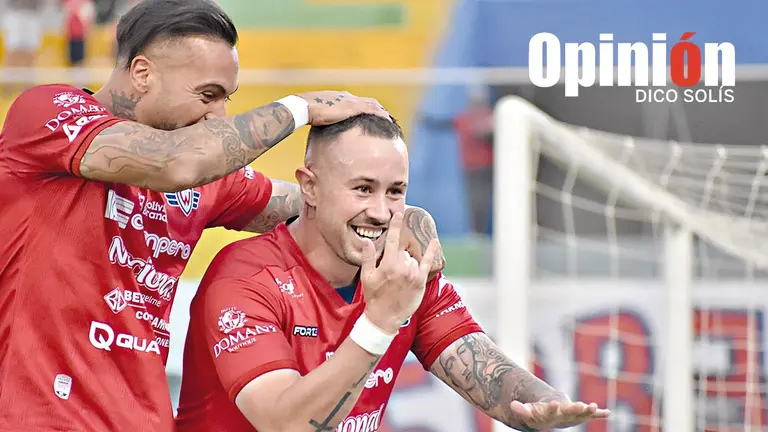 Rodrigo Amaral (c) festeja con Juli&aacute;n Vel&aacute;zquez (d) el solitario gol con que el Rojo derrot&oacute; 1-0 al Azucarero en el F&eacute;lix Capriles./ DICO SOL&Iacute;S
