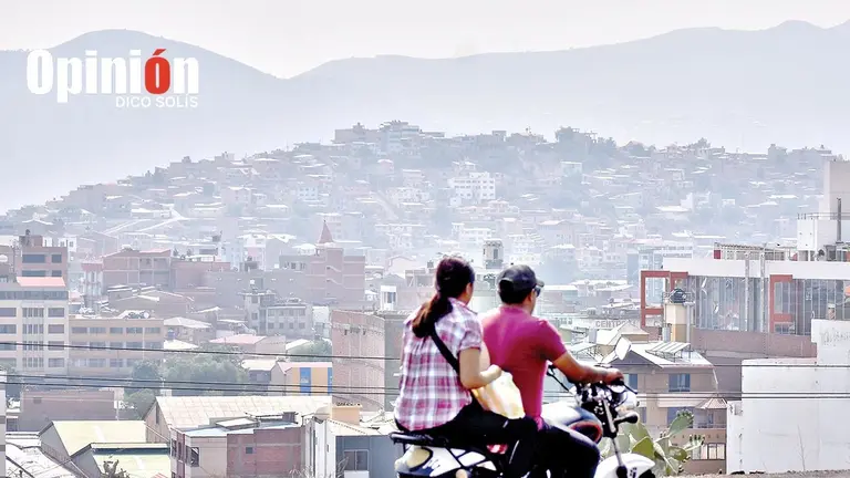 La contaminaci&oacute;n que se evidencia en la ciudad de Cochabamba, la cual incrementa con el descenso de temperaturas.. DICO SOL&Iacute;S