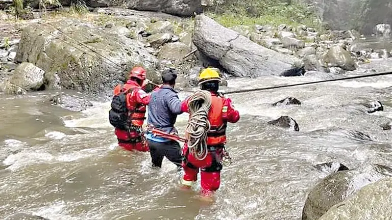 Bomberos rescatan a un turista de un r&iacute;o de Tablas Monte./ ARCHIVO