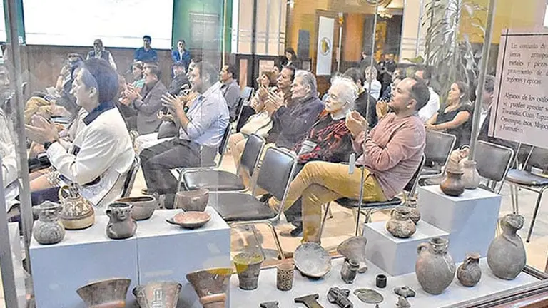 Piezas arqueológicas del Museo de la UMSS son exhibidas durante un acto protocolar./ DICO SOLÍS