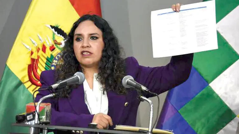 La ministra de Salud, Mar&iacute;a Ren&eacute;e Castro, informa sobre la muerte de 10 personas./ ABI