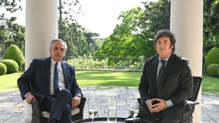El presidente de Argentina, Alberto Fern&aacute;ndez (i) junto al dignatario electo de ese pa&iacute;s, Javier Milei. TOMADA DE CLAR&Iacute;N
