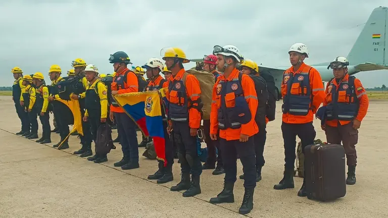 Bomberos venezolanos en Bolivia. MINISTERIO DE DEFENSA