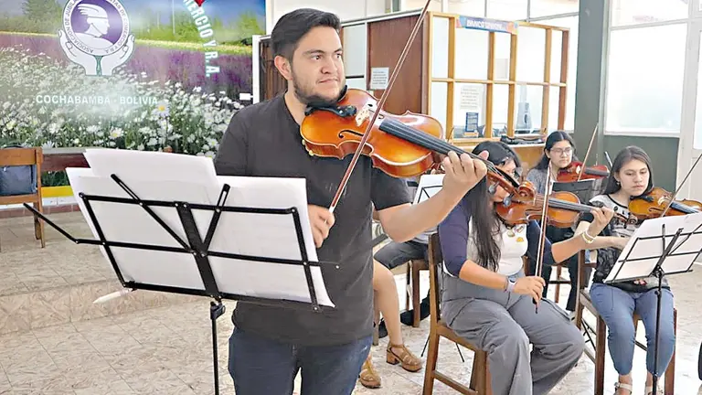 Andr&eacute;s Quiroga, uno de los integrantes de la orquesta Anima Cantis./ ANIMA CANTIS