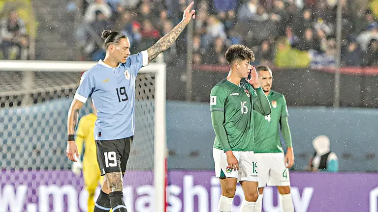 Gabriel Villamil (c) y Luis Haqu&iacute;n (d) reaccionan a uno de los goles de Darwin N&uacute;&ntilde;ez (d) en Montevideo./  APG