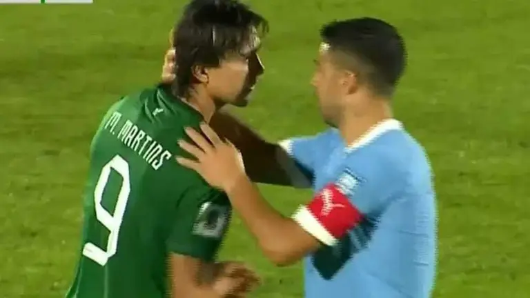 Abrazo entre Marcelo Martins y Luis Su&aacute;rez. Norte Musical