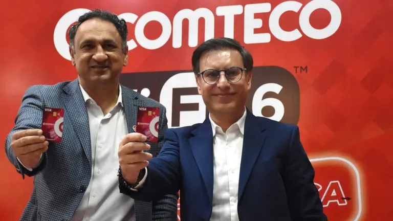 Ejecutivos de Comteco y el Banco Econ&oacute;mico muestran la nueva tarjeta. NO&Eacute; PORTUGAL
