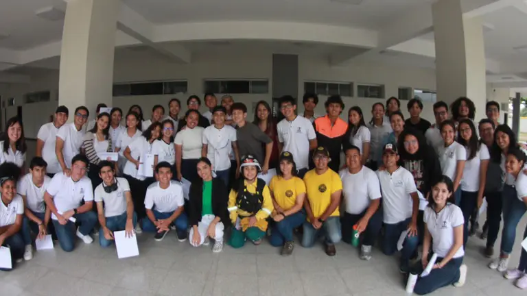 Isabel Guzm&aacute;n (primera fila de abajo, con camiseta verde y saco negro) junto a otros miembros parte del Proyecto Sonidos por la Tierra. Fotograf&iacute;a cedida
