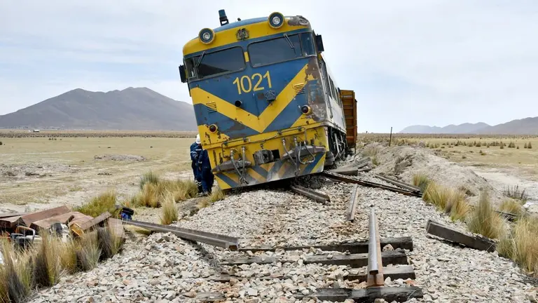 Un tren se descarrila en la ruta Oruro &ndash; Uyuni tras el robo de al menos 700 metros de rieles./ APG