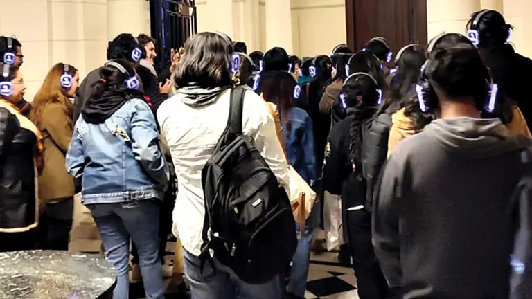 Visitantes hacen un recorrido inmersivo por el Palacio Portales de Cochabamba./ FUNDACI&Oacute;N PATI&Ntilde;O