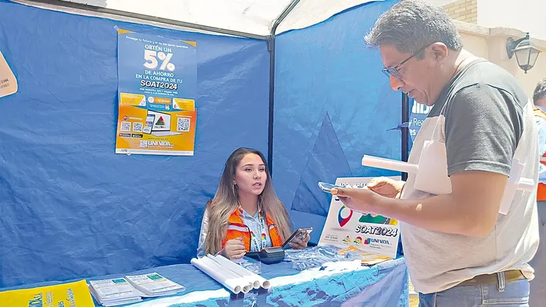 Un ciudadano compra SOAT en la oficina central de 
Univida./ MARIELA COSS&Iacute;O