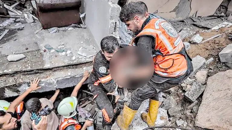 Palestinos tratan de sobrevivir tras un ataque en Gaza.  AGENCIA ANADOLU