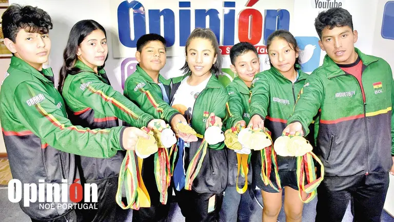 Los campeones muestran las medallas ganadas en el torneo mundial de Tarija 2023./  NO&Eacute; PORTUGAL