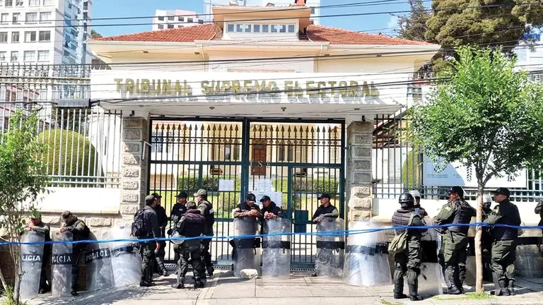 El Tribunal Supremo Electoral, en La Paz, se encuentra con resguardo policial./ ERBOL