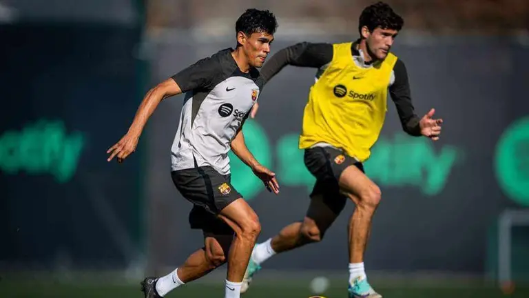 Jaume Cuellar entrenando con el primer plantel del Barcelona. / Bolivianos en el extranjero.