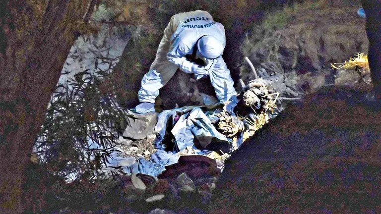 Peritos realizan el levantamiento legal del cadáver en el río Rocha, Cochabamba./ DICO SOLÍS
