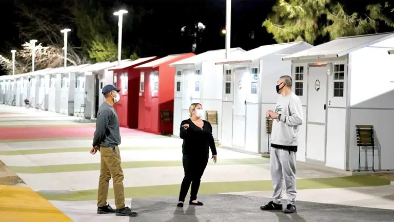 Una villa en los Ángeles (Estados Unidos) que acoge pequeñas casas para indigentes./ VOA LEARNING ENGLISH