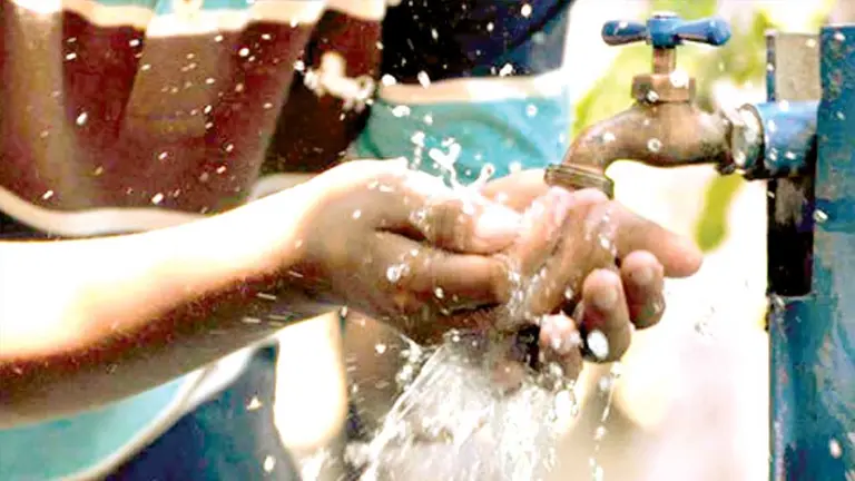Una persona se lava las manos con agua que cae de una pileta./ ARCHIVO