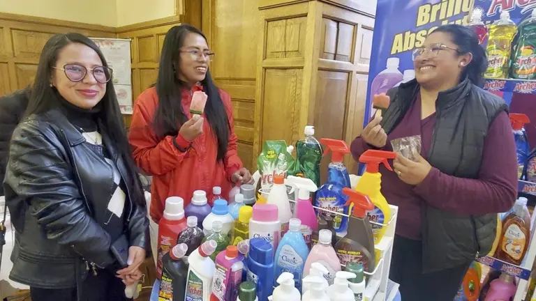 Exposici&oacute;n de algunos productos de limpieza hechos en Bolivia./ MINISTERIO DE DESARROLLO PRODUCTIVO