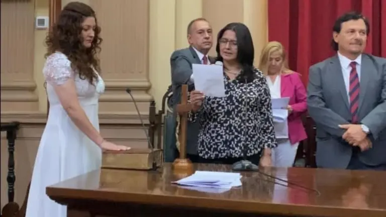 Diputada argentina, Griselda Galleguillos realiza juramento vestida de novia. Griselda Galleguillos.