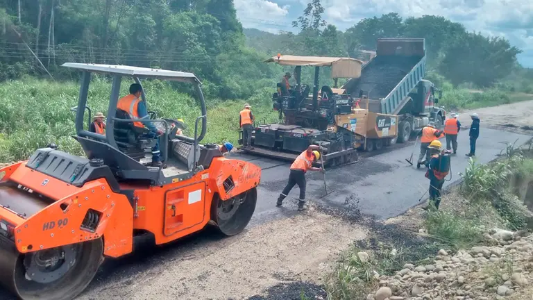 Trabajos de conservaci&oacute;n vial en el Tr&oacute;pico de Cochabamba. ABC