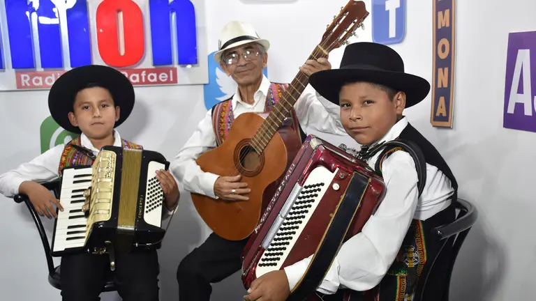 Michael y Jos&eacute;, junto a su intructor, en Buena Noche de Opini&oacute;n./ NO&Eacute; PORTUGAL